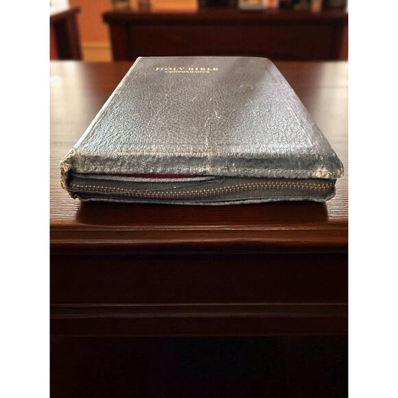 Holy Bible KJV Red Letter Zipper Edition w/ Cross Pull Concordance World Pub - Picture 6 of 12